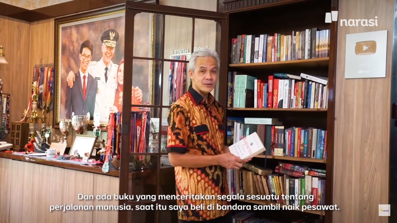 Bookshelf Tour: Intip Koleksi Buku Ganjar Pranowo, Yuk! (Part 1) | Klub Buku Narasi